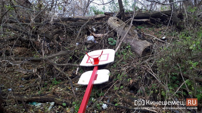 В Кинешме вандалы изуродовали детскую площадку во дворе многоквартирного дома фото 7
