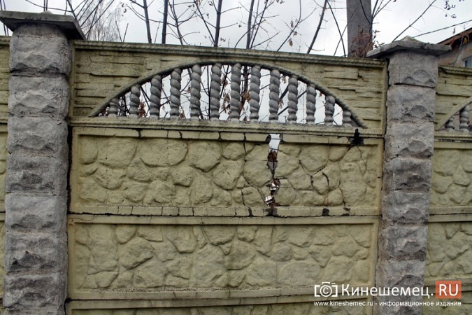Покосившийся забор в центре Кинешмы ремонтировать не собираются фото 4