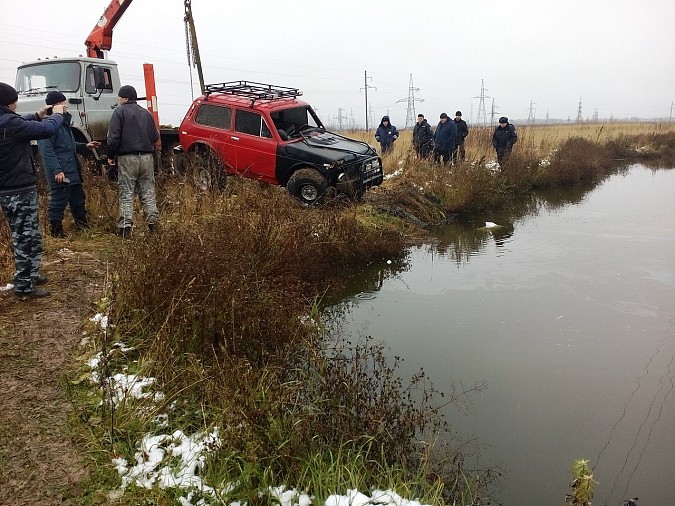 Трое пьяных на «Ниве» вылетели в вичугский пруд и пошли ко дну фото 2