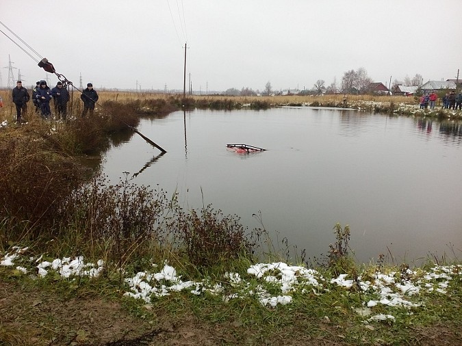Трое пьяных на «Ниве» вылетели в вичугский пруд и пошли ко дну фото 4