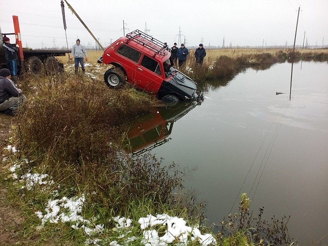Трое пьяных на «Ниве» вылетели в вичугский пруд и пошли ко дну фото 3