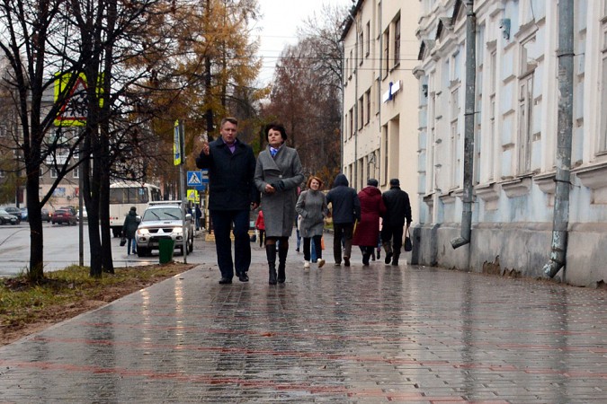 Ирина Виноградова проверила ход ремонта кинешемских дворов и тротуаров фото 2