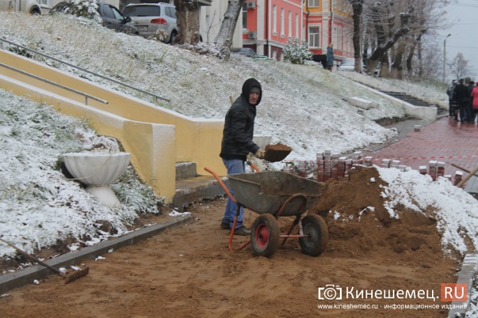 На ремонт тротуаров в центре Кинешмы вышли дополнительные бригады фото 12