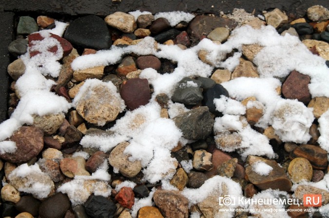 Обещания кинешемских властей благоустроить три метра дорожки к детскому саду засыпало снегом фото 3