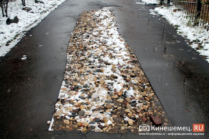 Обещания кинешемских властей благоустроить три метра дорожки к детскому саду засыпало снегом фото 5