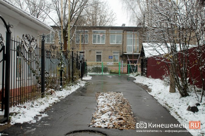 Обещания кинешемских властей благоустроить три метра дорожки к детскому саду засыпало снегом фото 2