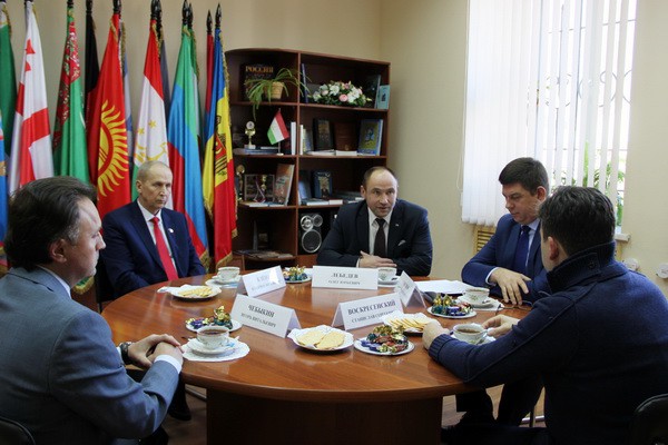 Станислав Воскресенский встретился с лидерами парламентских партий региона фото 2