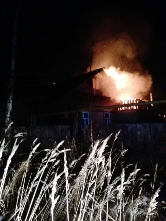 В Кинешме на улице Нахимова загорелся дом фото 2