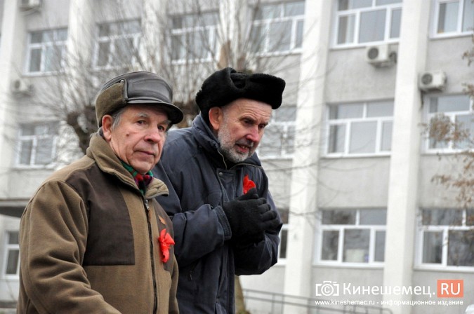 Коммунисты прошли по Кинешме праздничной колонной фото 15