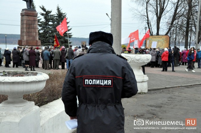 Коммунисты прошли по Кинешме праздничной колонной фото 30