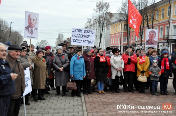 Коммунисты прошли по Кинешме праздничной колонной фото 18