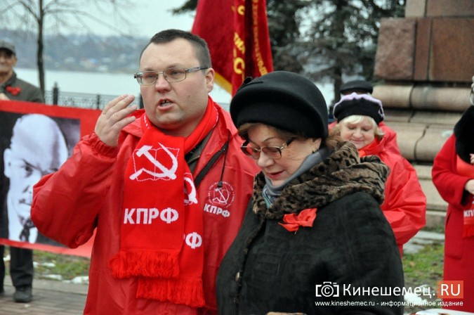 Коммунисты прошли по Кинешме праздничной колонной фото 24