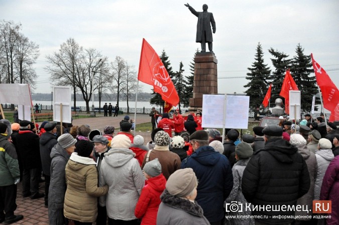 Коммунисты прошли по Кинешме праздничной колонной фото 26