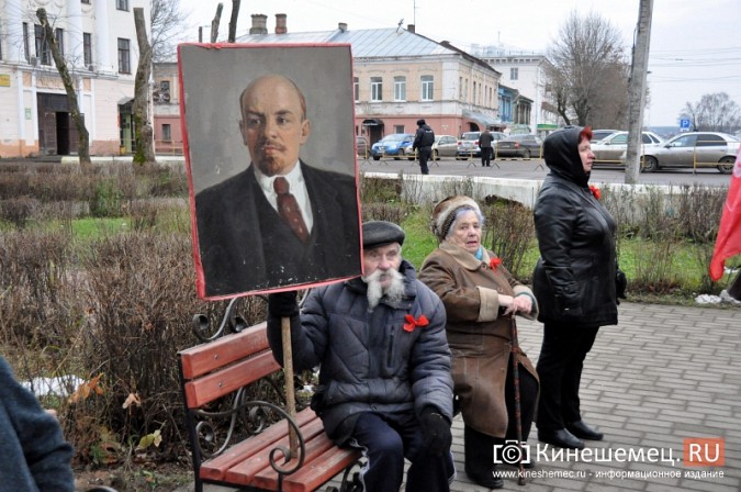 Коммунисты прошли по Кинешме праздничной колонной фото 16