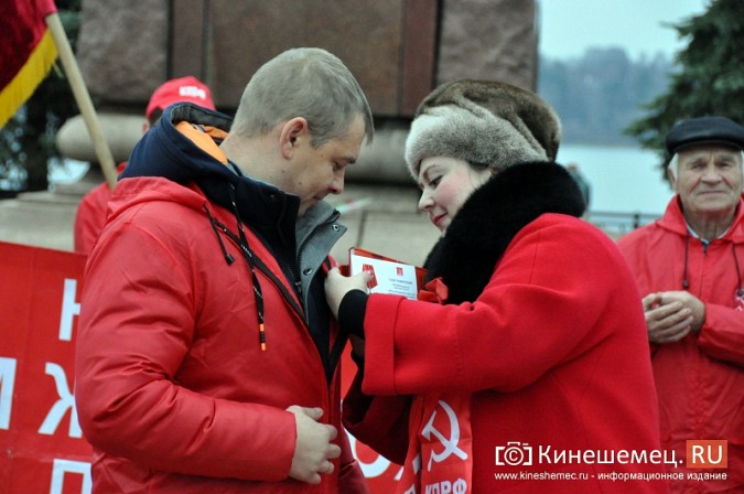 Коммунисты прошли по Кинешме праздничной колонной фото 28