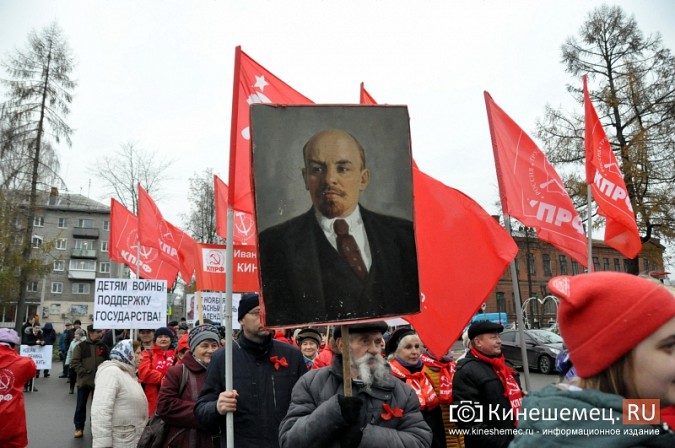 Коммунисты прошли по Кинешме праздничной колонной фото 6