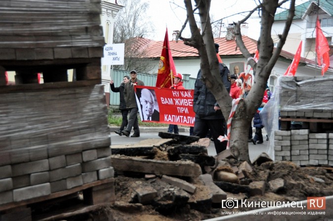 Коммунисты прошли по Кинешме праздничной колонной фото 10