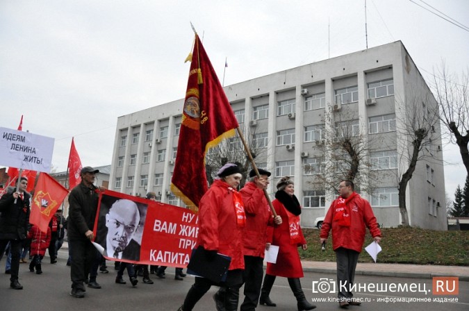 Коммунисты прошли по Кинешме праздничной колонной фото 13