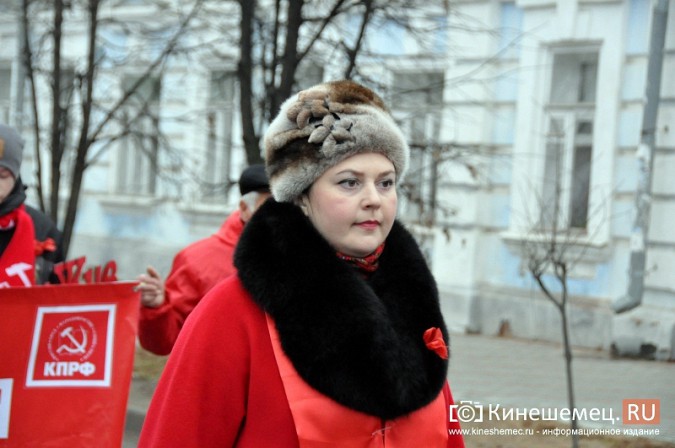 Коммунисты прошли по Кинешме праздничной колонной фото 8