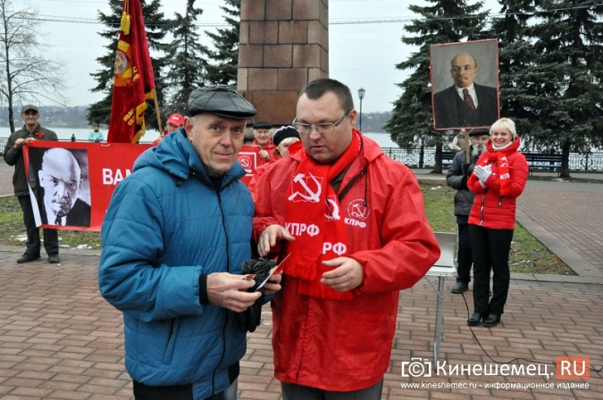 Коммунисты прошли по Кинешме праздничной колонной фото 25