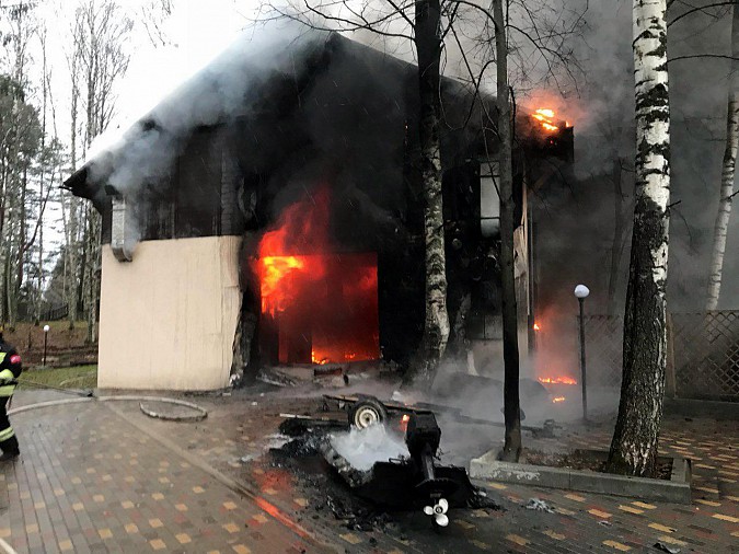 Огонь охватил базу отдыха в Заволжском районе фото 2