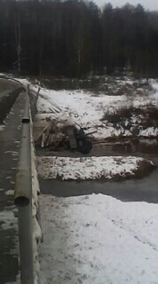 «КамАЗ» вылетел с моста и упал в реку фото 3