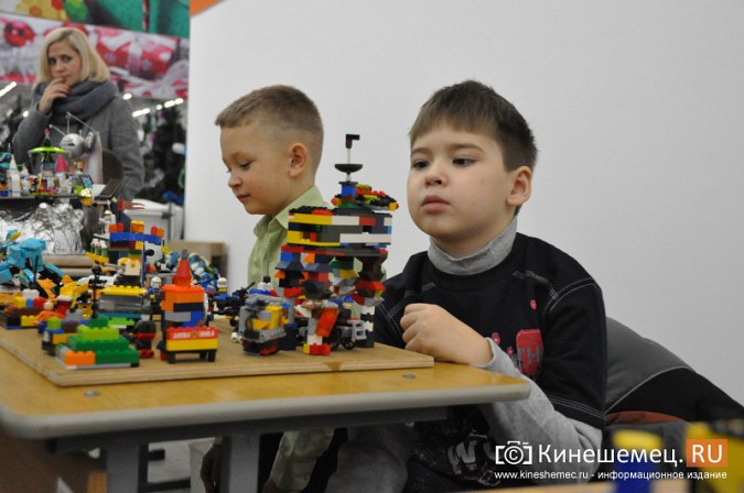 На лего-фестивале в Кинешме Владимира Путина запустили в космос фото 6