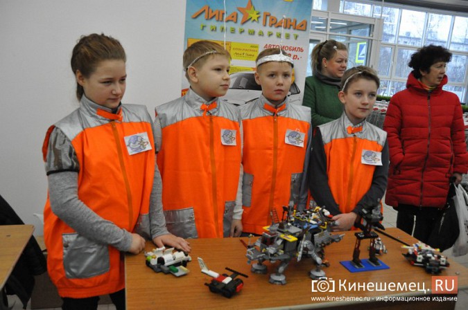 На лего-фестивале в Кинешме Владимира Путина запустили в космос фото 3