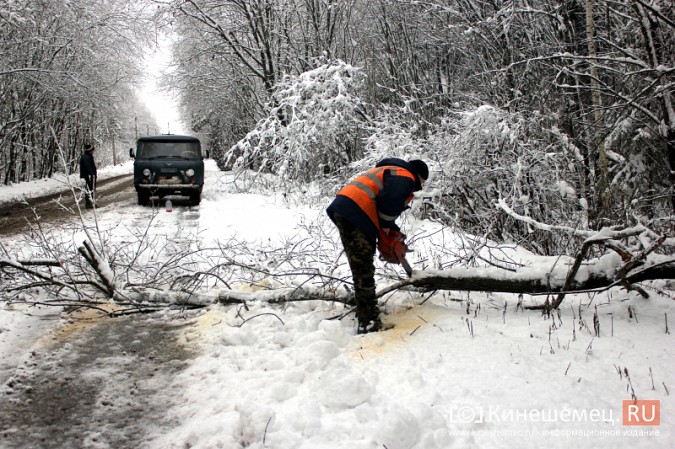 Снегопад парализовал движение к переправе в Кинешемском районе фото 18