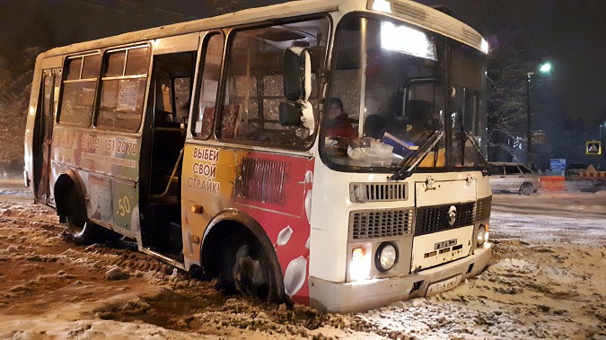 В Кинешме автобус провалился в яму, выкопанную коммунальщиками фото 3