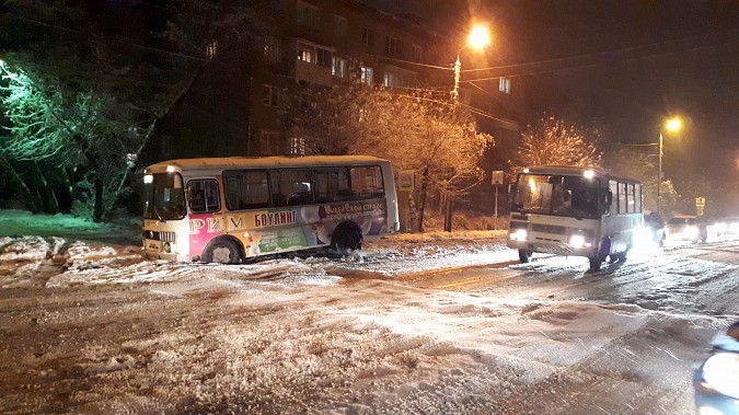 В Кинешме автобус провалился в яму, выкопанную коммунальщиками фото 2