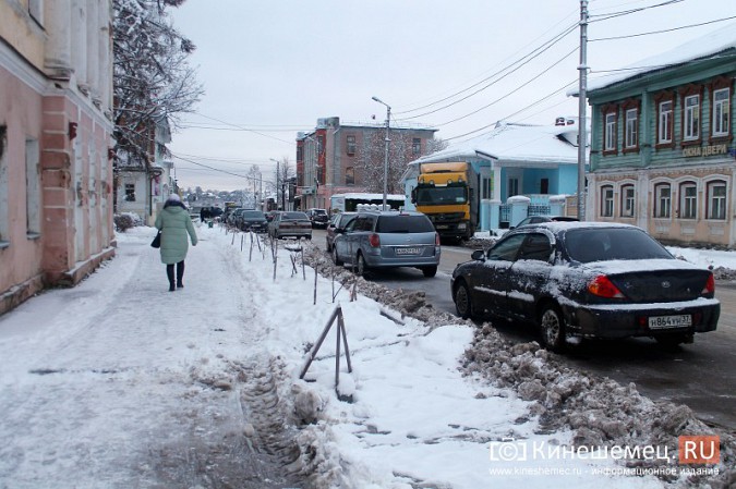 На улице Ленина в Кинешме под снегом устанавливают новые бордюры фото 6