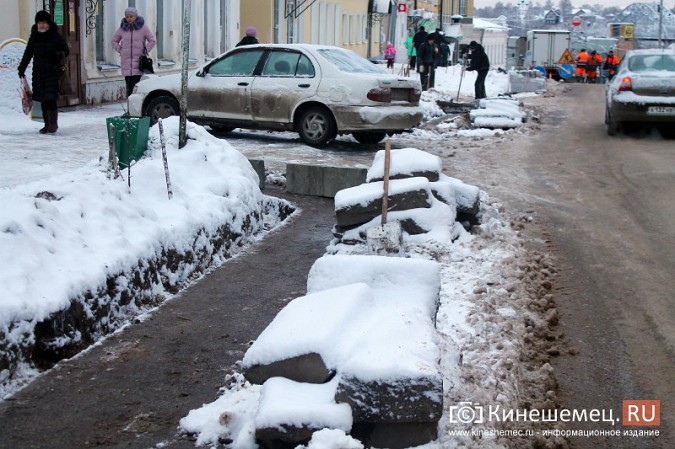 На улице Ленина в Кинешме под снегом устанавливают новые бордюры фото 4