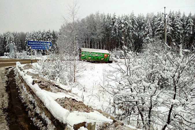 Под Кинешмой многотонная фура с киви угодила в кювет фото 2