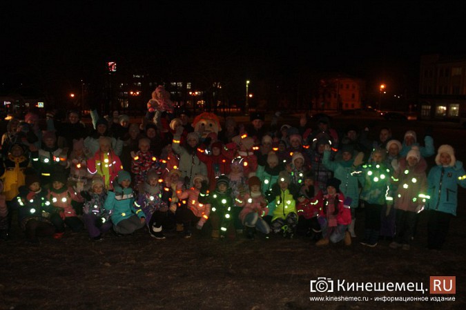 Инспекторы ГИБДД провели танцевальный флешмоб на главной площади Кинешмы фото 19