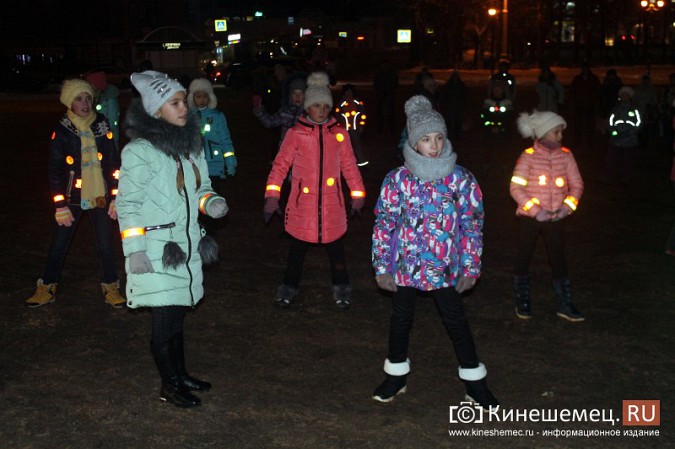 Инспекторы ГИБДД провели танцевальный флешмоб на главной площади Кинешмы фото 8