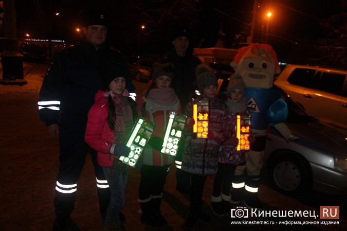 Инспекторы ГИБДД провели танцевальный флешмоб на главной площади Кинешмы фото 16