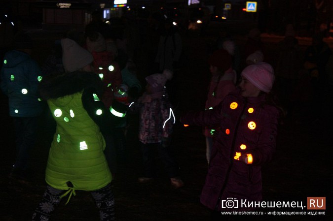 Инспекторы ГИБДД провели танцевальный флешмоб на главной площади Кинешмы фото 5