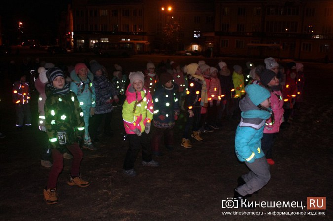 Инспекторы ГИБДД провели танцевальный флешмоб на главной площади Кинешмы фото 10