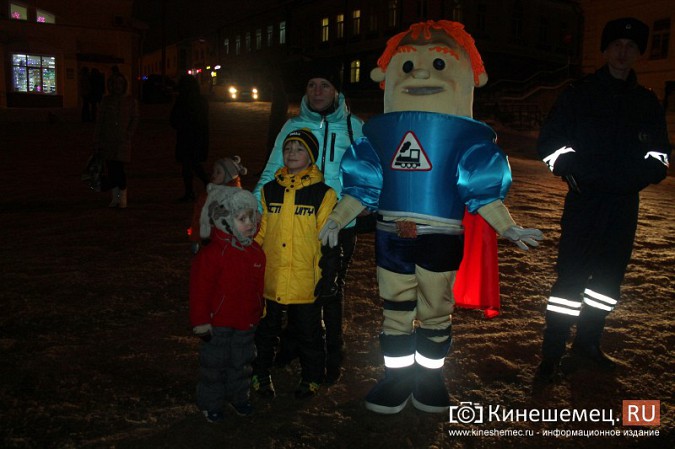 Инспекторы ГИБДД провели танцевальный флешмоб на главной площади Кинешмы фото 11