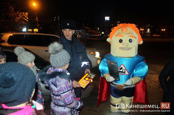 Инспекторы ГИБДД провели танцевальный флешмоб на главной площади Кинешмы фото 15