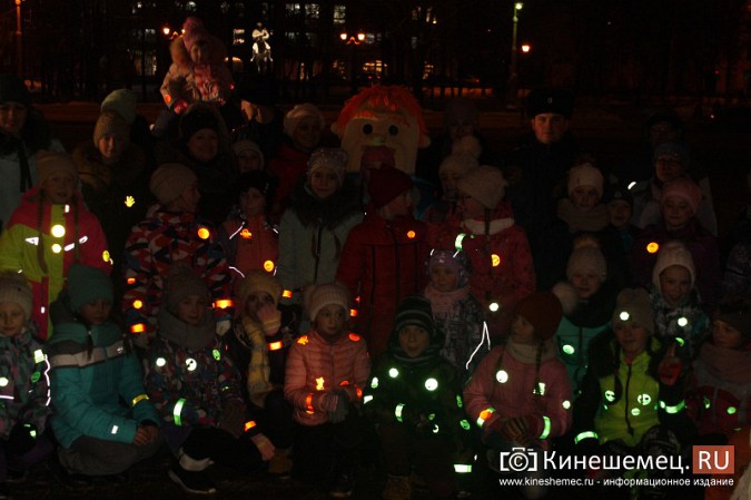 Инспекторы ГИБДД провели танцевальный флешмоб на главной площади Кинешмы фото 18