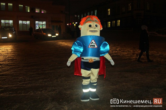 Инспекторы ГИБДД провели танцевальный флешмоб на главной площади Кинешмы фото 7