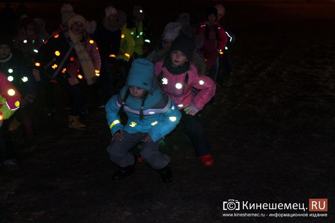 Инспекторы ГИБДД провели танцевальный флешмоб на главной площади Кинешмы фото 9