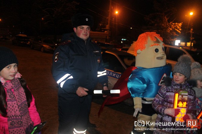 Инспекторы ГИБДД провели танцевальный флешмоб на главной площади Кинешмы фото 17