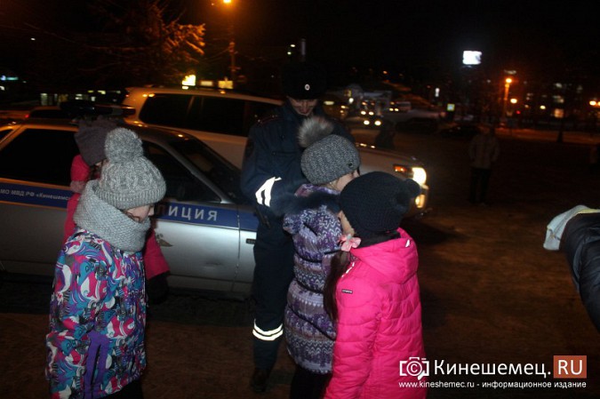 Инспекторы ГИБДД провели танцевальный флешмоб на главной площади Кинешмы фото 12