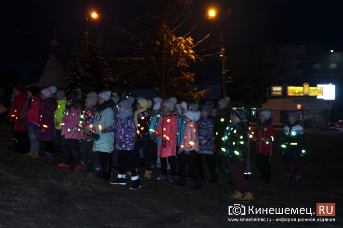 Инспекторы ГИБДД провели танцевальный флешмоб на главной площади Кинешмы фото 2