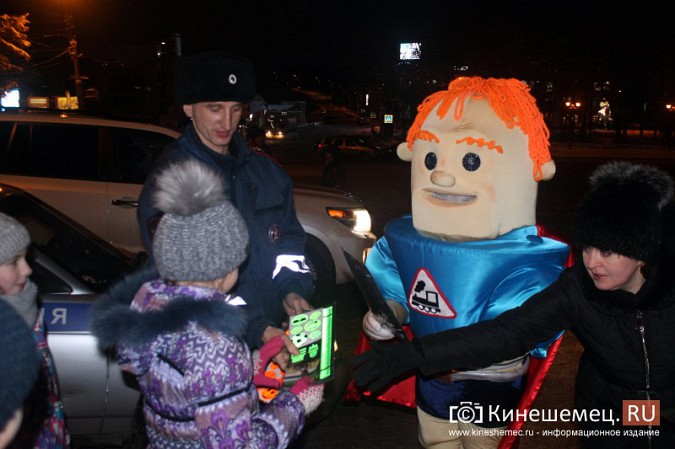 Инспекторы ГИБДД провели танцевальный флешмоб на главной площади Кинешмы фото 14