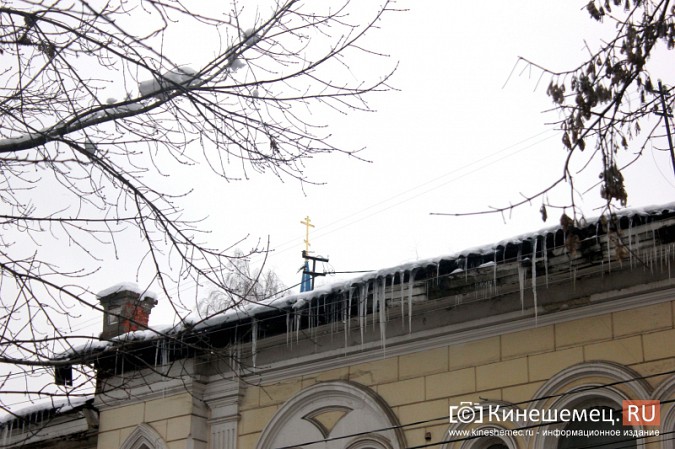 Опасные сосульки свисают с крыши дома в центре Кинешмы фото 4