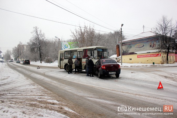 В Кинешме «Лада Гранта» столкнулась с пассажирским автобусом фото 4